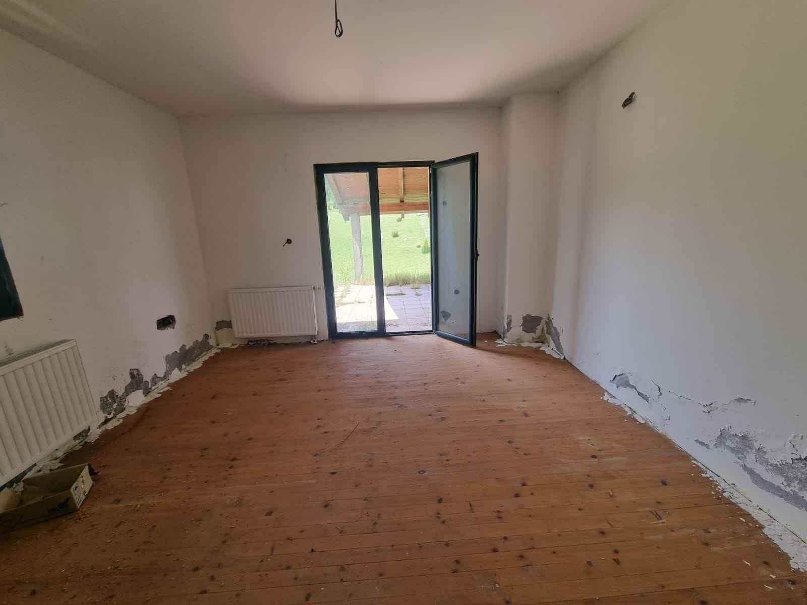  Image of House - 4 Bedrooms - 3 Bathrooms for Residential For Sale in Montenegro, Image 7